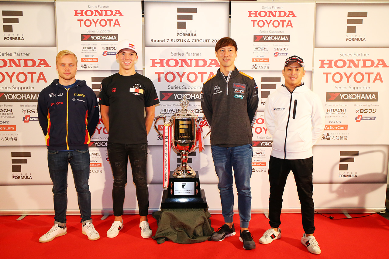 スーパーフォーミュラ最終戦の金曜会見に登場したフェリックス・ローゼンクビスト（左）、ピエール・ガスリー（左中）、石浦宏明（右中）、関口雄飛（右）
