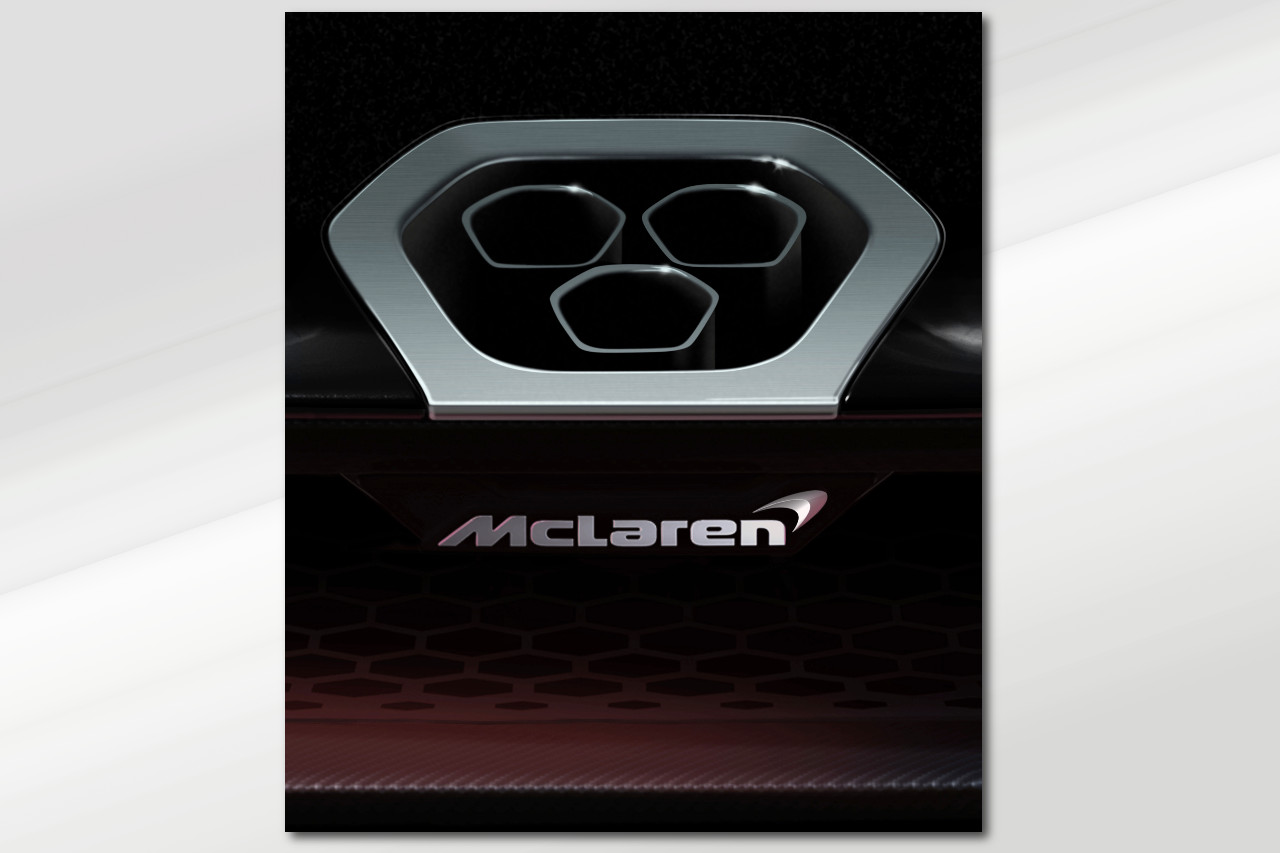 公開された3本出しエキゾーストパイプ