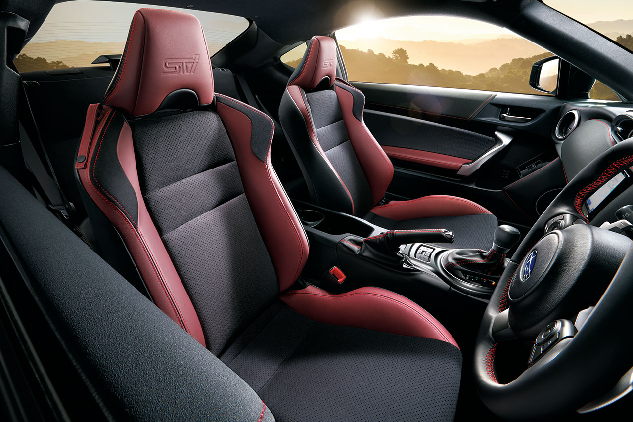 内装は専用テーマカラーであるボルドーでコーディネート