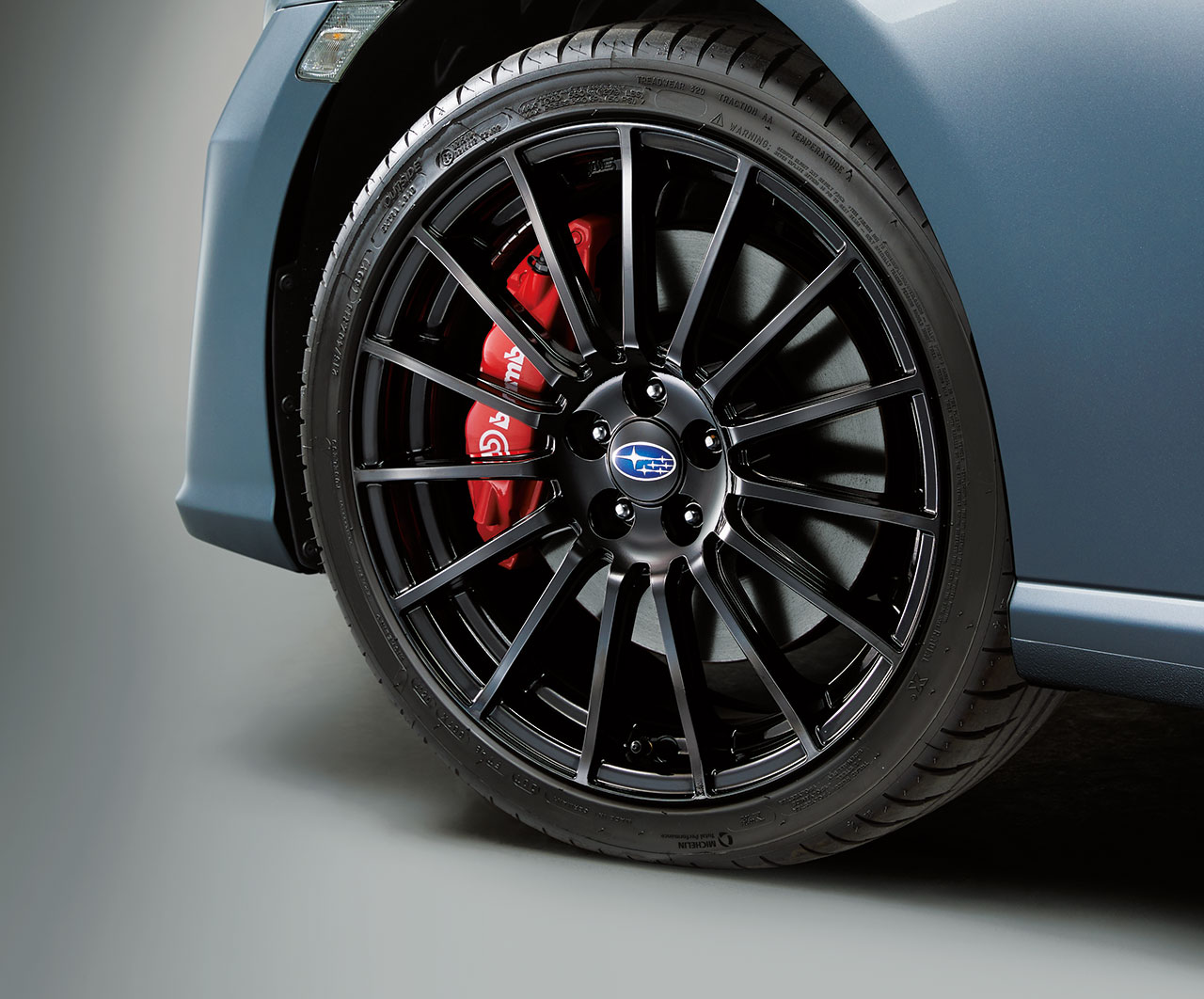 足回りにはSTIによる専用チューニングが施された