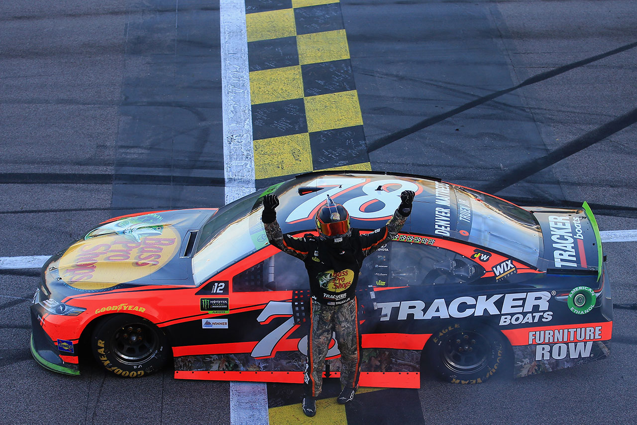 2017年シーズン7勝目を挙げたマーティン・トゥルーエクスJr.（トヨタ・カムリ）