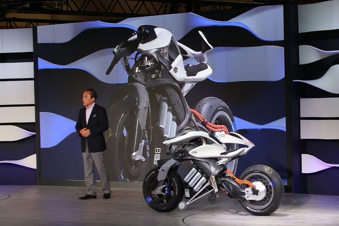 声に反応して自走するMOTOROiD（モトロイド）