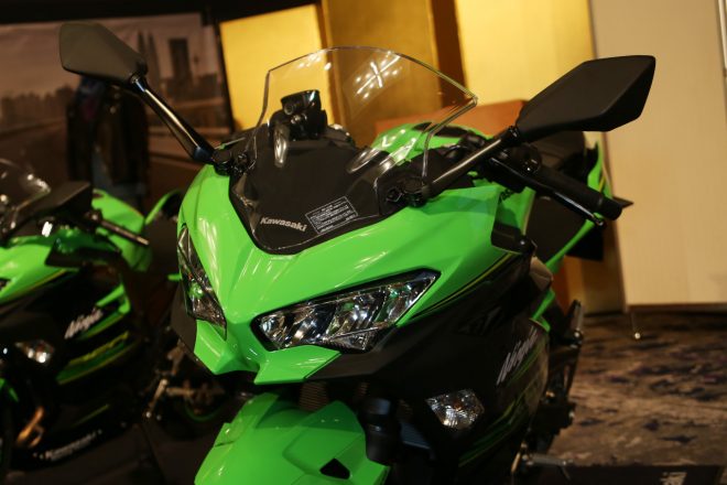 ニンジャ400のフロントカウル