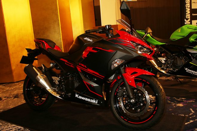 都内のホテルで行われた発表会ではニンジャ250の別カラーが展示されていた