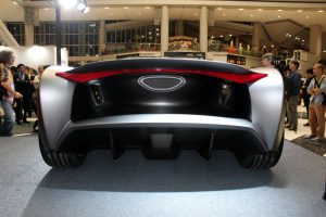 公開された『イソリボルタ・ザガート・ビジョン・グランツーリスモ』リヤビュー キャビンの左右からリヤにかけてエアトンネルが設けられている。