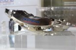 トヨタTS050ハイブリッドのブレーキキャリパー。下面には飛び石の跡も