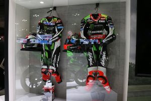 カワサキ ライダーふたりのツナギ