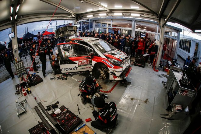 サービスパークで整備を受けるトヨタ・ヤリスWRC