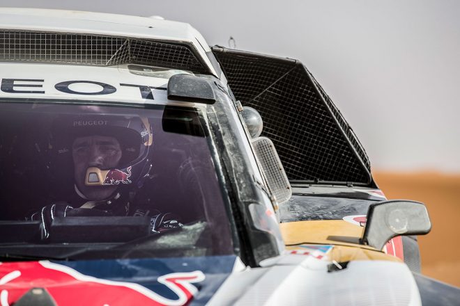 プジョー3008DKR Maxiをモロッコでドライブしたステファン・ペテランセル