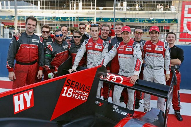 アウディのラストレースとなった2016年WECバーレーンで優勝した8号車アウディのオリバー・ジャービス（左）、ロイック・デュバル（中央）、ルーカス・ディ・グラッシ（右）