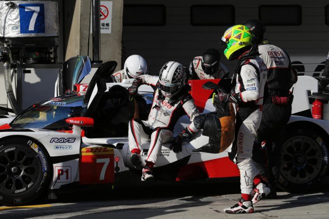 小林可夢偉（左）とマイク・コンウェイ（右）