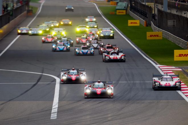 WEC上海スタートシーン。7号車トヨタTS050がPPからホールショットを決めた。