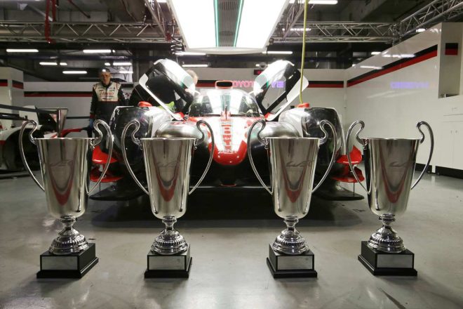 優勝トロフィーと8号車トヨタTS050ハイブリッド