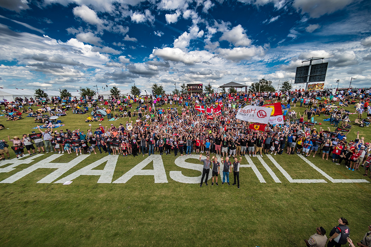 F1アメリカGPの『HAASHILL（ハースフヒル）』に集ったファンたち