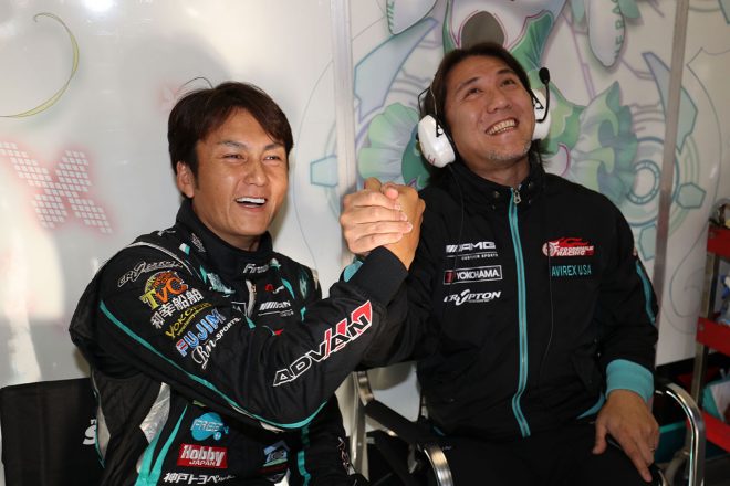 ポールポジション獲得を喜ぶ谷口信輝と安藝貴範チーム代表