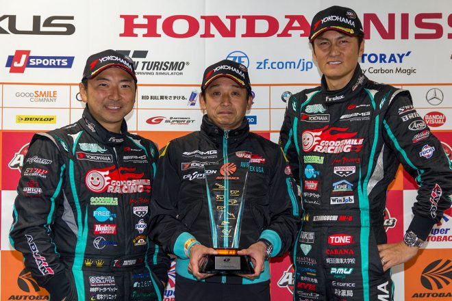 2017年のスーパーGT300クラスチャンピオンを獲得した片岡龍也と谷口信輝、片山右京チーム監督