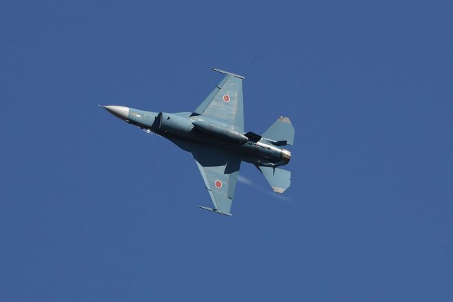 レース前には松島基地所属のF-2戦闘機が歓迎フライトを実施