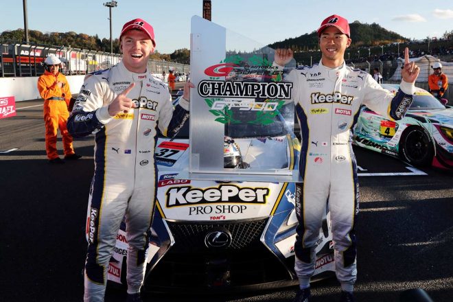 2017年のチャンピオンを獲得した平川亮（右）とニック・キャシディ（左）