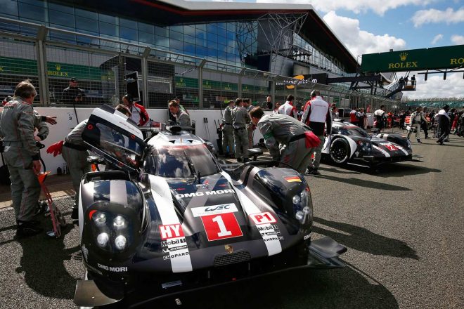 白ベースから黒ベースへとカラーリングが変更された2016年型ポルシェ919ハイブリッド