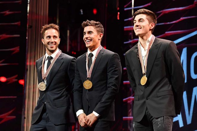 MotoGPクラスでチャンピオンを獲得したマルケス（中央）、ランキング2位のドビジオーゾ（左）、ランキング3位のビニャーレス（右）