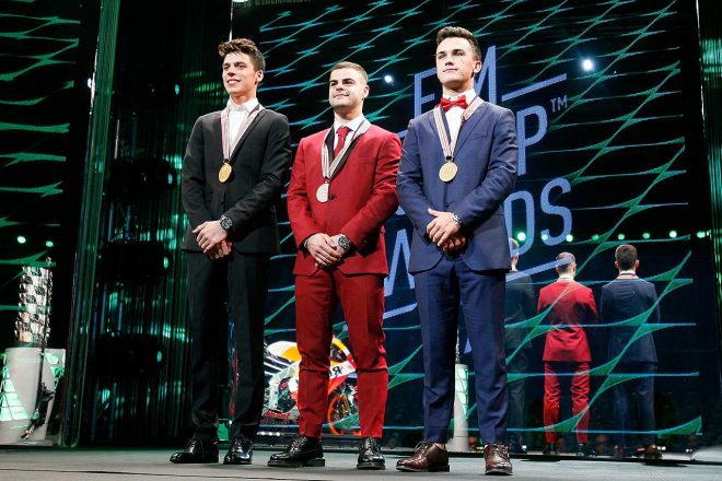 Moto3クラスのチャンピオン、ミル（左）、ランキング2位のフェナティ（中央）、ランキング3位のカネト（右）