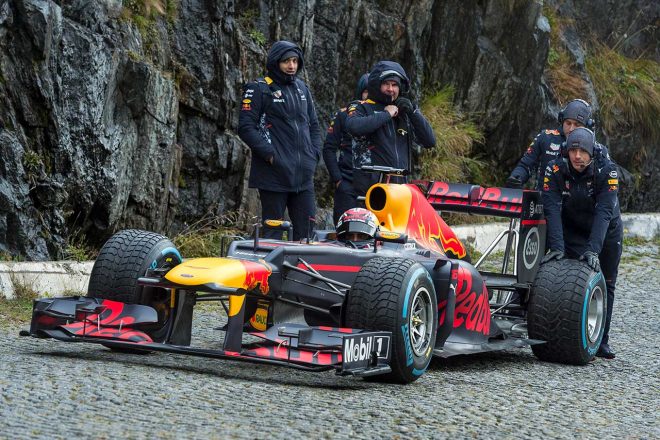 スイスのゴッタルド峠を走行するセバスチャン・ブエミ