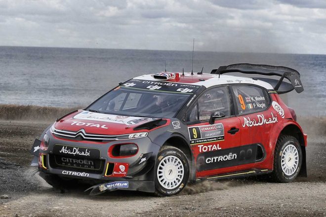 フロント部にダメージを負ったクリス・ミーク（シトロエンC3 WRC）