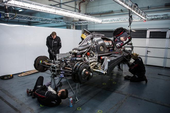 標準パッケージではAER製V6ツインターボエンジンを搭載するが、ギブソン、メカクロームなどのエンジンも使用可能