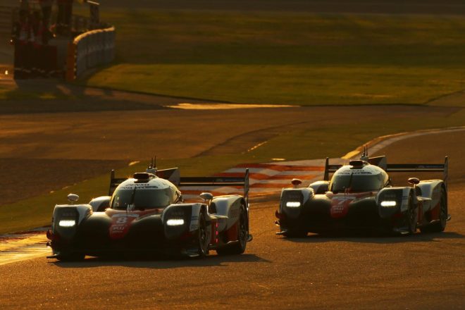 夕焼けのなかを疾走する2台のトヨタTS050ハイブリッド