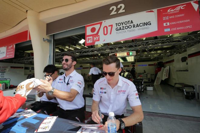 7号車トヨタの小林可夢偉（左）、ホセ-マリア・ロペス（中央）、マイク・コンウェイ（右）