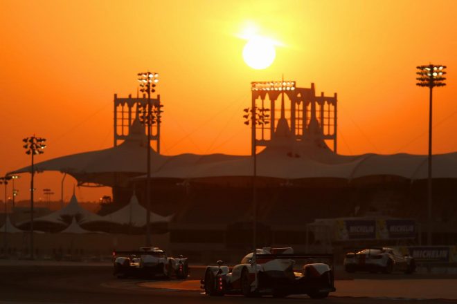 夕焼けのなかを疾走する2台のトヨタTS050ハイブリッド