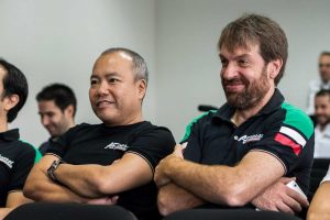 クリアウォーター・レーシングの61号車フェラーリをテストドライブした石川資章(左)、オリビエ・ベレッタ(右)