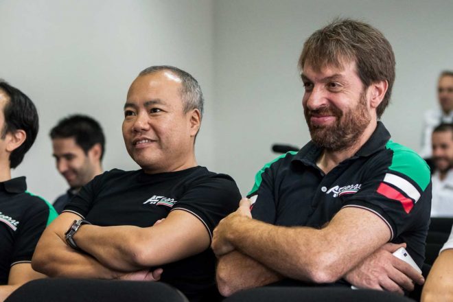 クリアウォーター・レーシングの61号車フェラーリをテストドライブした石川資章（左）、オリビエ・ベレッタ（右）