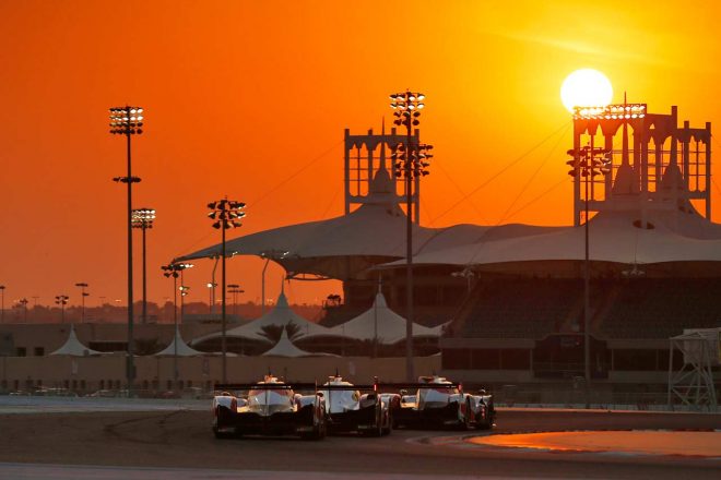 トップ争いを展開するトヨタTS050ハイブリッドとポルシェ919ハイブリッド／2017年WEC第9戦バーレーン