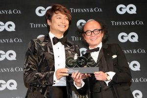 『インスピレーション・オブ・ザ・イヤー賞』を受賞した香取慎吾(右は鈴木編集長)