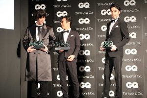 トークタイムではトロフィーの重さが話題に。RADWIMPSの野田と「重いね~」と雑談?