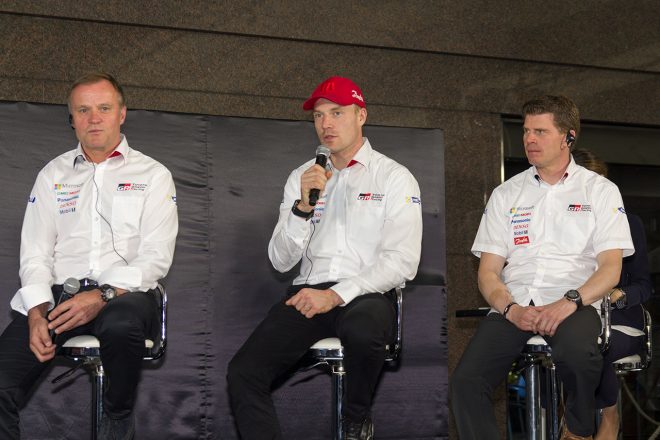 報告会に登壇したトミ・マキネンとヤリ-マティ・ラトバラ、ミーカ・アンティラ