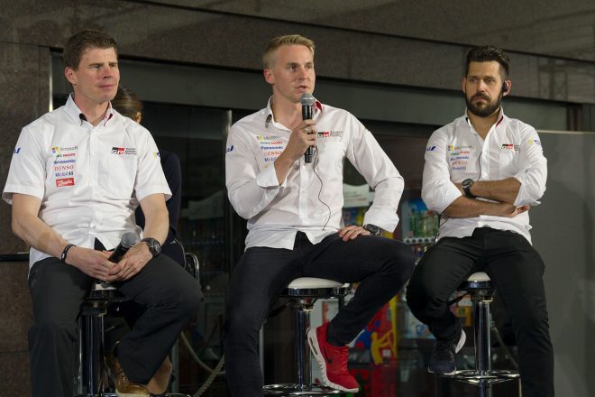 報告会に登壇したミーカ・アンティラとエサペッカ・ラッピ、ヤンネ・フェルム