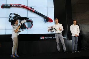 タナクには、豊田章男社長よりTOYOTA GAZOO Racing特製のシュノーケルがプレゼントされた