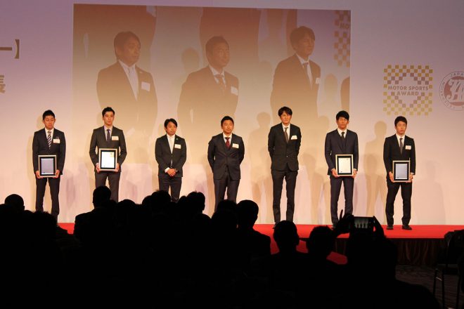 JAFモータースポーツ表彰式に登場したスーパーGT300クラスのランキングトップ3ドライバーたち