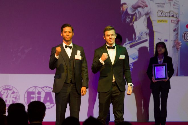 壇上でガッツポーズをみせるKeePer TOM'S LC500の平川亮／ニック・キャシディ