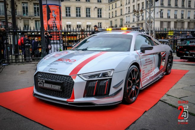 アウディからは、25周年を記念したオリジナルカラーリングのアウディR8が贈られた