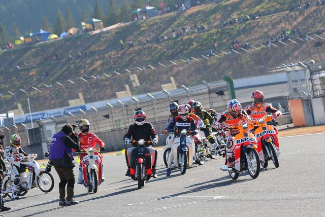 スーパーカブをヒザ出しスタイルで乗りこなすライダーたち