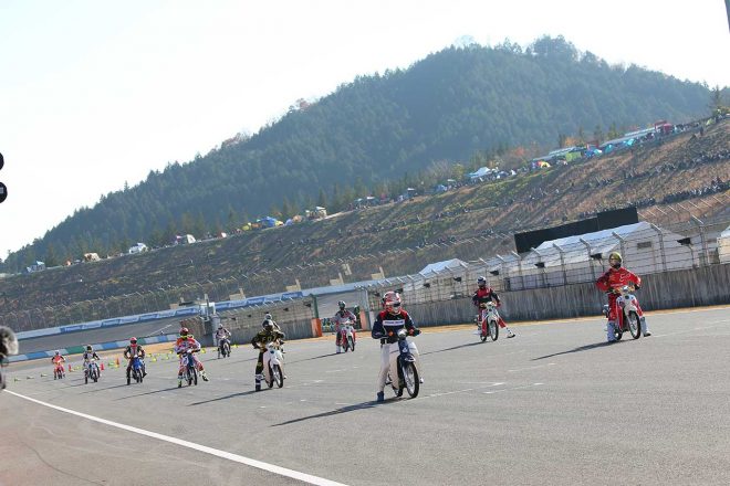 通常二輪レースだと1列につき三人並ぶが、今回は1列につきふたりずつ