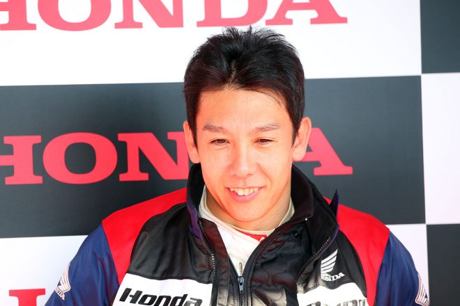 四輪ドライバーの小暮は二輪ライダーたちとの競い合いに苦笑い