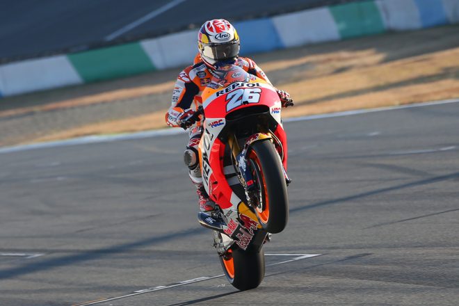 ウイリーを披露するダニ・ペドロサ