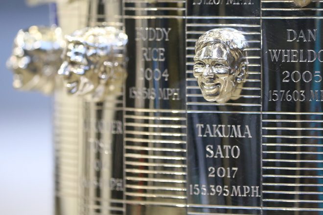 トロフィーに刻まれた佐藤琢磨の顔