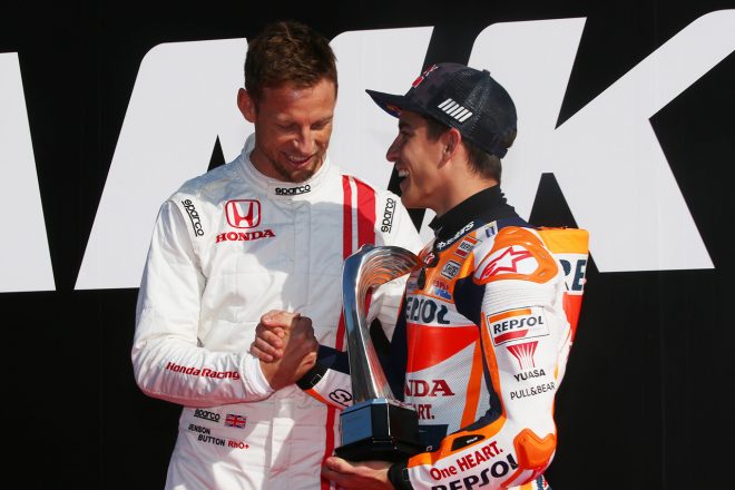 バトンからオートスポーツアワードのトロフィーを受け取るマルケス