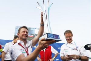 優勝トロフィーを掲げるアラン・マクニッシュ代表