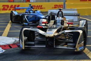 セバスチャン・ブエミ（ルノー・e.ダムス）を抑える走りをみせるアンドレ・ロッテラー（テチーター）